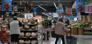 Ψώνια επί τροχάδην των εμβολιασμένων στα σουπερμάρκετ