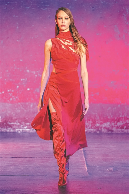 Κόκκινες ντίβες και οι μπότες του… Παπουτσωμένου Γάτου!