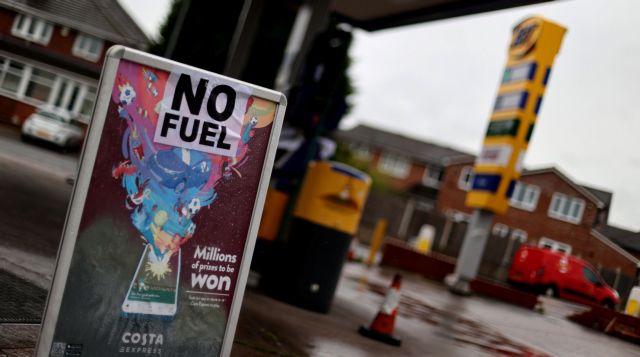 Βρετανία – «Μην γεμίζετε μπουκάλια νερού με καύσιμα στα βενζινάδικα»