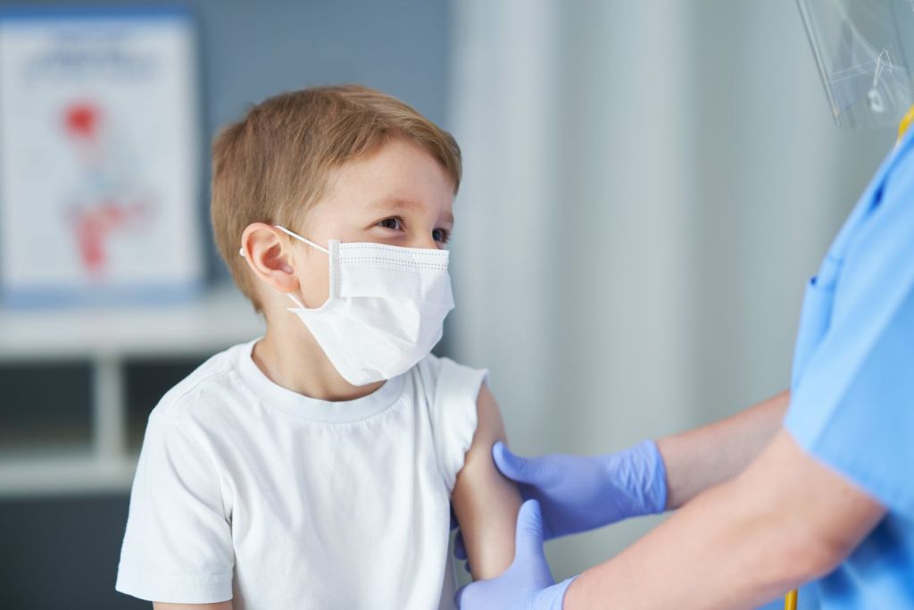 Κοροναϊός – Τέλος του χρόνου η αδειοδότηση για τον εμβολιασμό των παιδιών του Δημοτικού