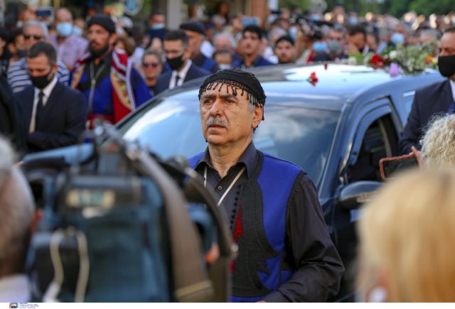 Μίκης Θεοδωράκης – Στην Κρήτη η σορός του – 96 βρακοφόροι και πλήθος κόσμου  στο «τελευταίο αντίο»