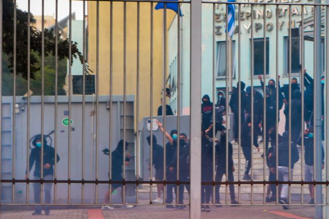 Σταυρούπολη – Επίθεση φασιστών με μολότοφ, ναζιστικοί χαιρετισμοί, εγκλωβισμένοι μαθητές, δύο τραυματίες και έξι συλλήψεις