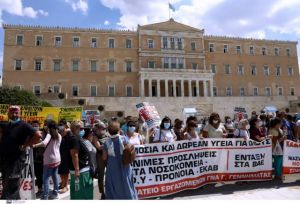 «Ενα το χελιδόνι» τραγούδησαν οι υγειονομικοί έξω από το υπουργείο Υγείας