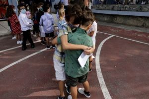 Κοροναϊός – Νοσούν ένα στα τρία παιδιά – «Κάποια μπορεί να φτάσουν στα νοσοκομεία»