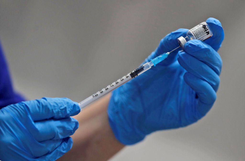 Απίστευτο περιστατικό στη Μεταμόρφωση με εμβολιασμό – Έτρεχε με τη σύριγγα στο χέρι
