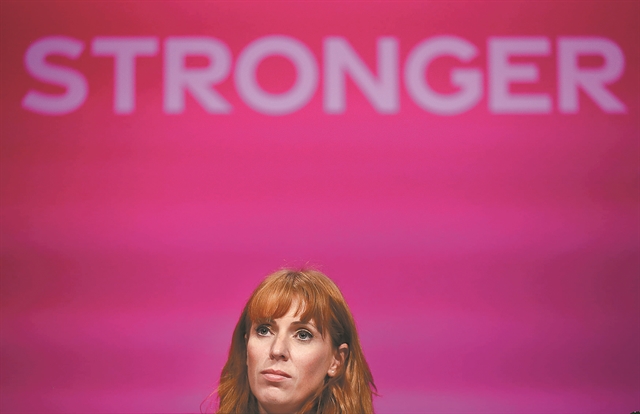 Αρχισαν τα… γαλλικά οι Εργατικοί κατά Μπόρις Τζόνσον