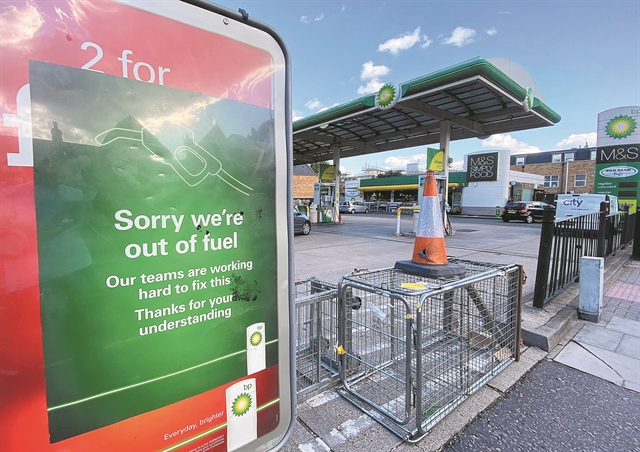 «Θα ακυρωθούν (και) φέτος τα Χριστούγεννα;»