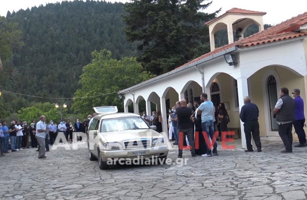 Ανείπωτος πόνος στην κηδεία του 15χρονου στην Αρκαδία