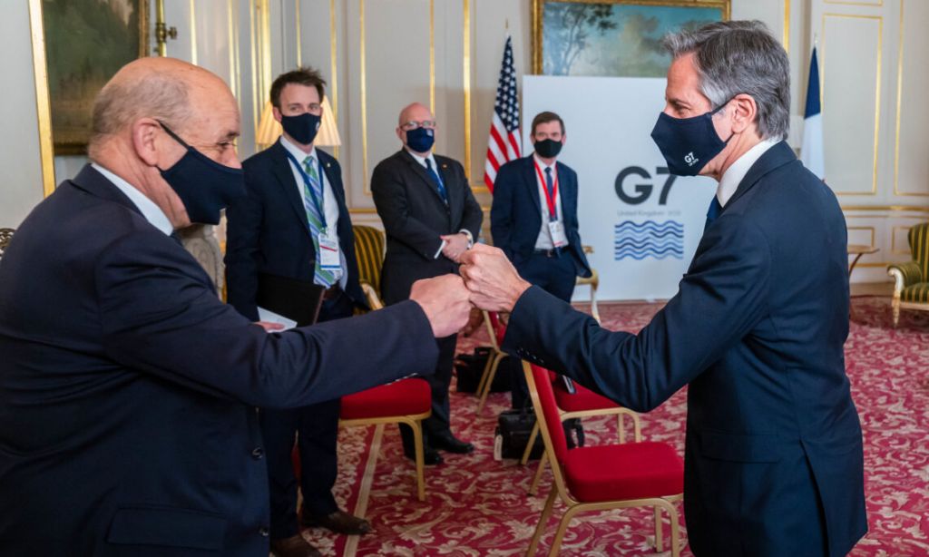 Οι ΥΠΕΞ Γαλλίας και ΗΠΑ αντάλλαξαν χειραψία, αλλά δεν συνομίλησαν κατ’ ιδίαν