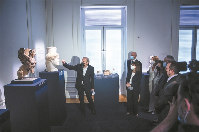 Η Πρόεδρος της Δημοκρατίας και ο Ζαν-Πολ Αγκόν σε μια έκθεση με διεθνές ενδιαφέρον…