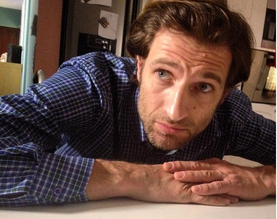 Μάξιμος Μουμούρης – Μας συστήνει τον νέο του ρόλο και μας εξηγεί γιατί πρέπει όλοι να δούμε την «Γη της Ελιάς»