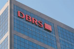 Μια «ανάσα» από την επενδυτική βαθμίδα η Ελλάδα