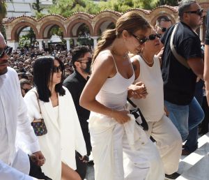 Κηδεία Mad Clip – Απαρηγόρητη η Ελένη Φουρέιρα – Με δάκρυα στα μάτια αποχαιρετά τον τράπερ