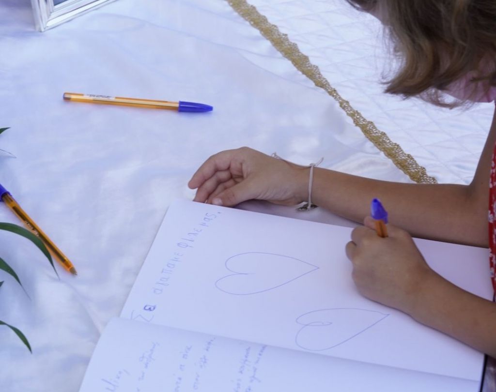 Μίκης Θεοδωράκης – «Σ΄ αγαπάμε φίλε μας» – Συγκινεί το μήνυμα μικρού κοριτσιού