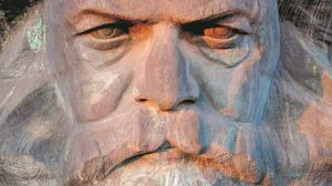 24 ώρες με έναν γιγάντιο Καρλ Μαρξ