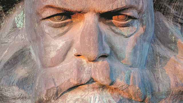 24 ώρες με έναν γιγάντιο Καρλ Μαρξ