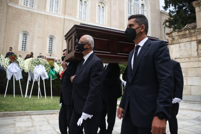 Μίκης Θεοδωράκης – Με παρατεταμένα χειροκροτήματα και φωνάζοντας «Αθάνατος» τον αποχαιρέτησε ο κόσμος