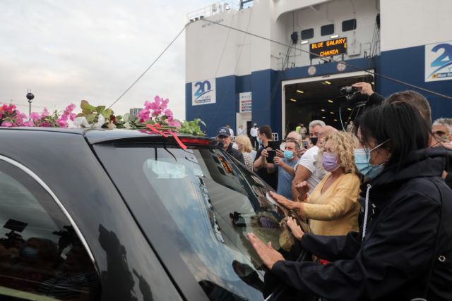 Στο λιμάνι του Πειραιά η σορός του Μίκη – Πλήθος κόσμου αποχαιρετά τον σπουδαίο Έλληνα
