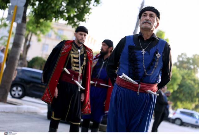 Μίκης Θεοδωράκης – Κρητικοί βρακοφόροι συνοδεύουν τη σορό του τραγουδώντας «Ενα το χελιδόνι» | tanea.gr