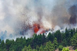 Ισπανία – Λάβα και στάχτες εκλύονται από το ηφαίστειο