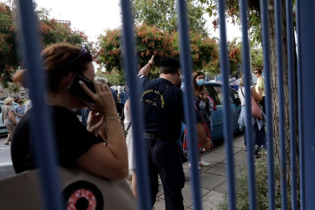 Πειραιάς – Στο αστυνομικό τμήμα εκπαιδευτικοί – Γονέας αρνητής τους μήνυσε για self test και μάσκα