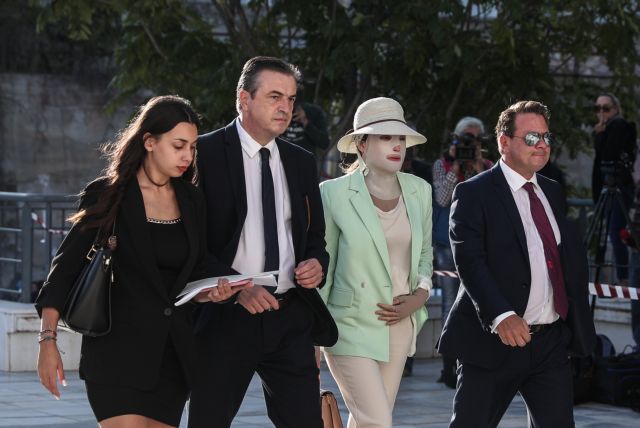 Επίθεση με βιτριόλι – Η Ιωάννα απέναντι στη γυναίκα που της έκανε τη ζωή εφιάλτη – Οι συγκλονιστικές στιγμές της δίκης