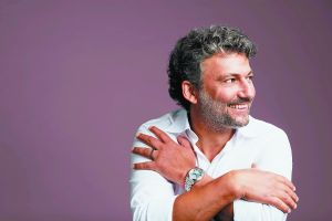 «Το κοινό δεν πρέπει μόνο να σκέφτεται, αλλά να γελάει και να κλαίει»