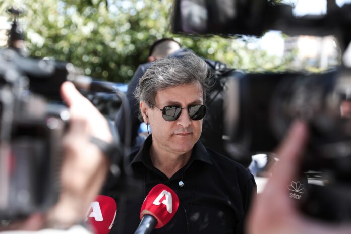 Δικαστήριο – Απαγορεύεται στον Νίκο Κουρή να χρησιμοποιεί το επώνυμο Θεοδωράκης