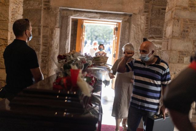 Μίκης Θεοδωράκης – Η Ελλάδα αποχαιρετά τον εμβληματικό δημιουργό – Συνεχίζεται για δεύτερη μέρα το λαϊκό προσκύνημα