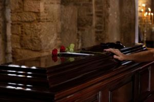 Μίκης Θεοδωράκης – Live η τελευταία μέρα του λαϊκού προσκυνήματος στη Μητρόπολη