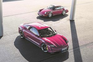 Παρκάρει μόνη της η Porsche Taycan