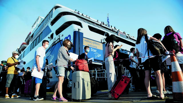 «Πανδημία» πλαστών πιστοποιητικών εμβολιασμού – Σύμβουλος ασφαλείας περιγράφει πως δρουν τα κυκλώματα