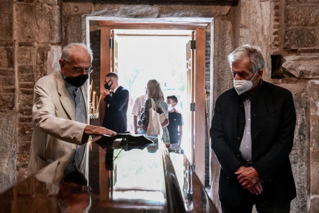 Μίκης Θεοδωράκης – Κοσμοσυρροή και συγκίνηση στο λαϊκό προσκύνημα στη Μητρόπολη – Ξαναρχίζει για τρίτη μέρα