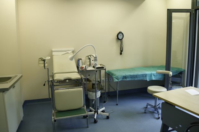 Κρήτη – Ανεμβολίαστη φυσικοθεραπεύτρια σε αναστολή «ταμπουρώθηκε» σε δημοτικό ιατρείο