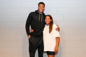 Αντετοκούνμπο – Η τρυφερή φωτογραφία με την αγκαλιά των γιων του και το μήνυμα της Μαράια