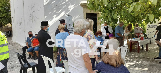 Κρήτη – Μεγάλη συμμετοχή στον εμβολιασμό σε εκκλησία στις Αρχάνες