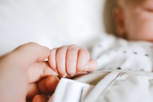 Κοροναϊός – Σε ΜΕΘ βρέφος δύο μηνών