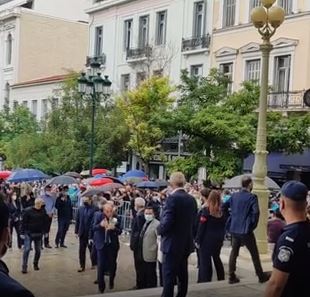 Αποδοκιμασίες κατά Βελόπουλου στην άφιξή του στη Μητρόπολη Αθηνών