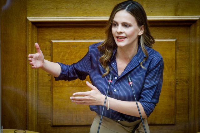 Αχτσιόγλου – Ο Μητσοτάκης ακόμα και τώρα συνεχίζει να κοροϊδεύει την κοινωνία