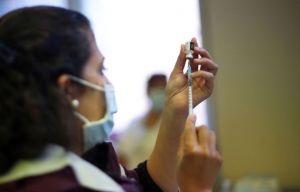 Σμυρνάκης – Δεν προσεγγίσαμε όσο έπρεπε αυτούς που φοβούνται το εμβόλιο