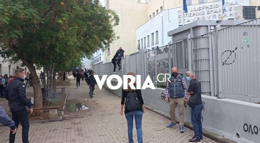 Θεσσαλονίκη – Νέα επεισόδια στη Σταυρούπολη – Κουκουλοφόροι επιτέθηκαν με μολότοφ στην αντιφασιστική συγκέντρωση