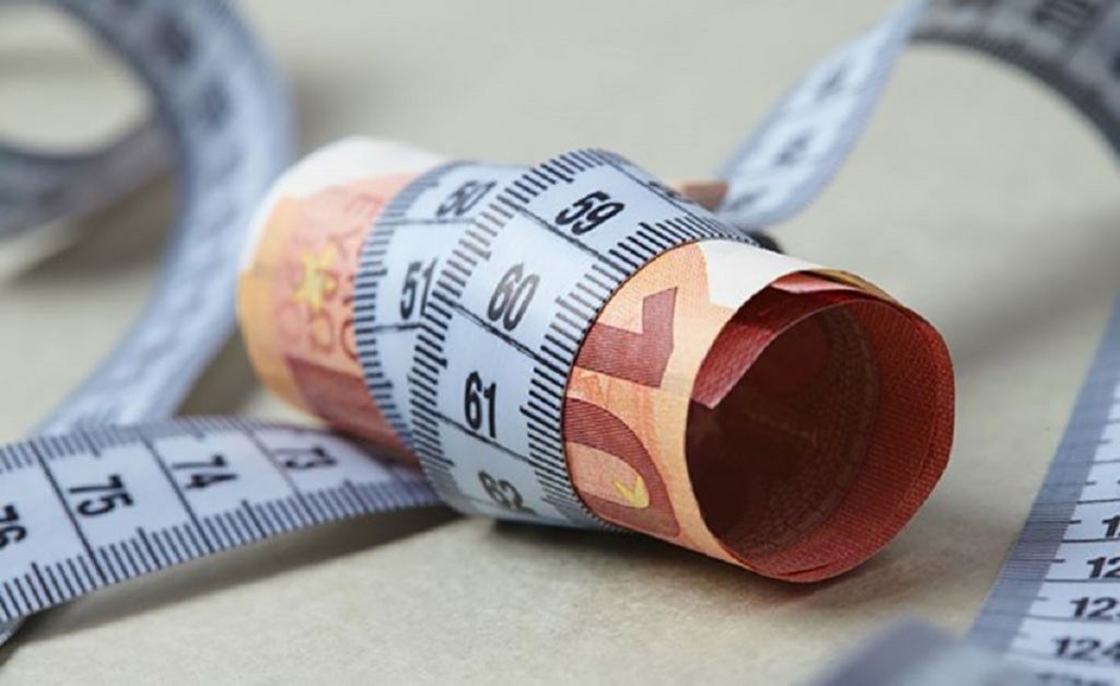 Εφιάλτης η ακρίβεια για νοικοκυριά και κυβέρνηση – Ποια βασικά είδη θα γίνουν «αλμυρά»