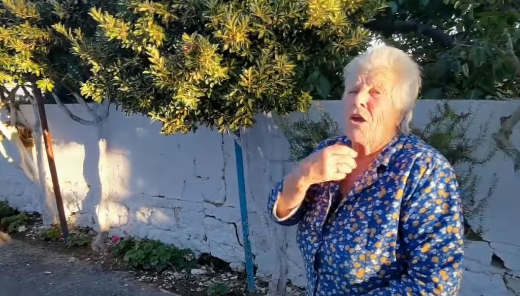 Κρήτη – Συγκινεί η 84χρονη γιαγιά μέσα από το μισογκρεμισμένο σπίτι της – «Να σου κάνουμε κι ένα καφεδάκι»