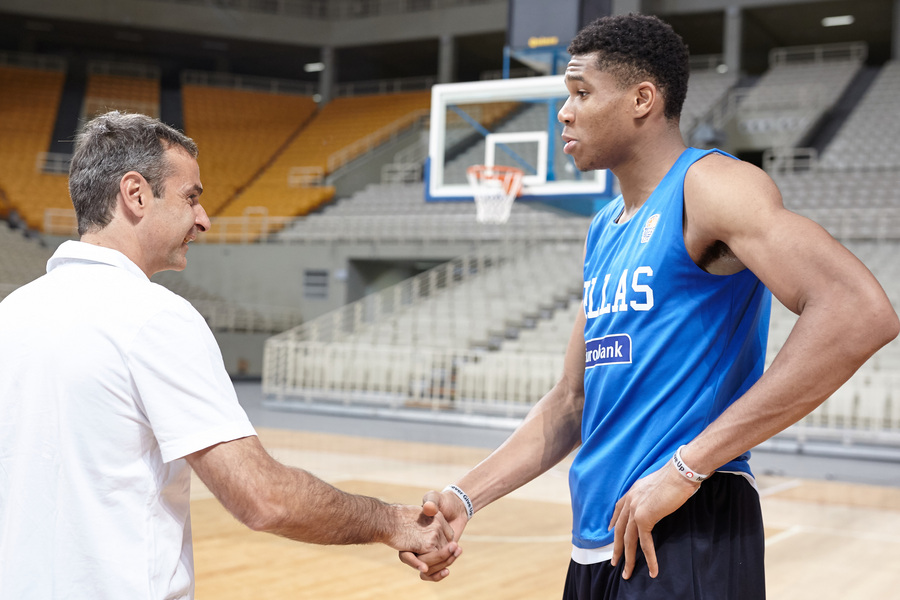 Παρουσία Μητσοτάκη η ορκωμοσία Βερόνικας και Εμέκα Αντετοκούνμπο