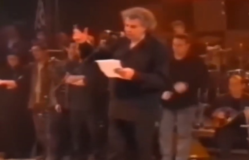 Μίκης Θεοδωράκης – Η Σερβία θρηνεί για το θάνατό του δηλώνει ο Βούτσιτς – Η αντιπολεμική συναυλία στο Σύνταγμα το 1999