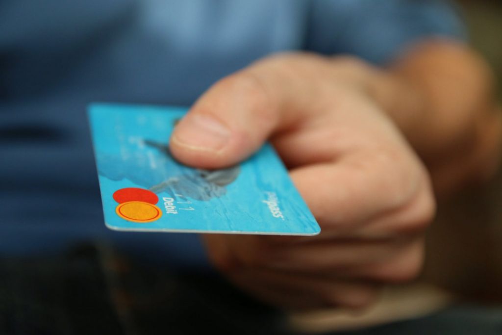 Ανήλικοι άρπαξαν 26.000 ευρώ με κλεμμένες πιστωτικές κάρτες