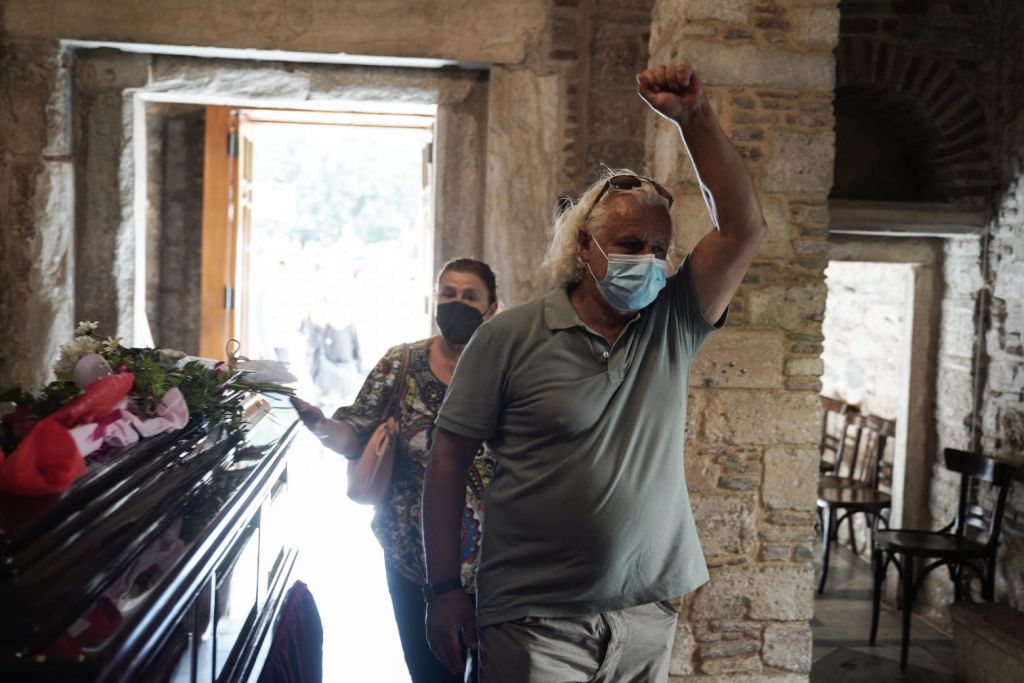 Μίκης Θεοδωράκης – Τελευταίο «αντίο» με ένα λουλούδι και ένα τραγούδι στα χείλη