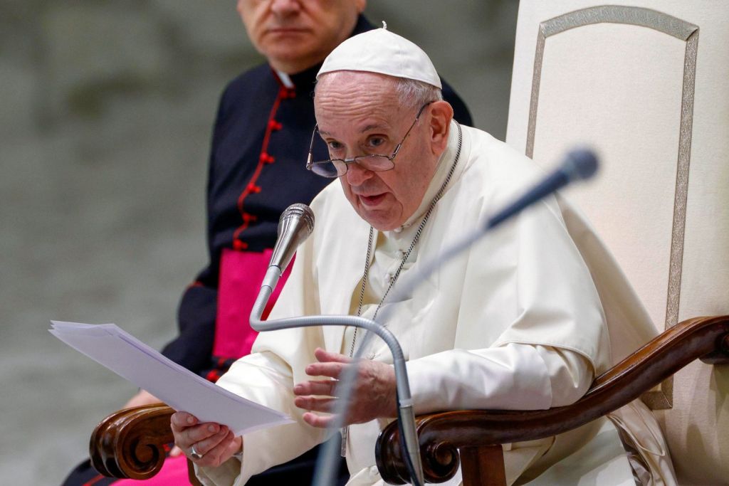 Διαψεύδονται οι φήμες περί παραίτησης του πάπα Φραγκίσκου