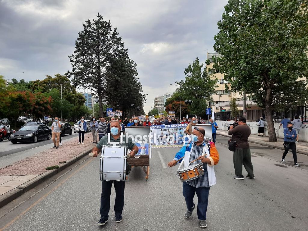 Θεσσαλονίκη – Κρεβάτια, μαύρα μπαλόνια και τύμπανα στη συγκέντρωση της ΠΟΕΔΗΝ για τις αναστολές