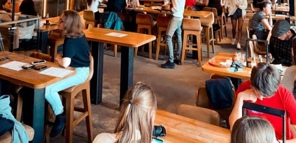 Αλαλούμ με την είσοδο 12χρονων ανεμβολίαστων στην εστίαση